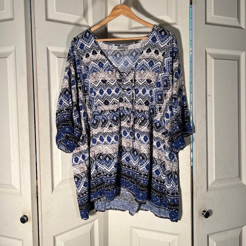 Avenue Blue and White Patterned Blouse Size 22/24